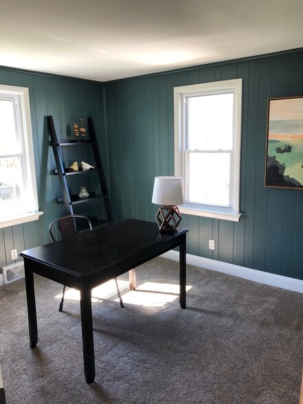 Building Photo - 1561 W 40th St