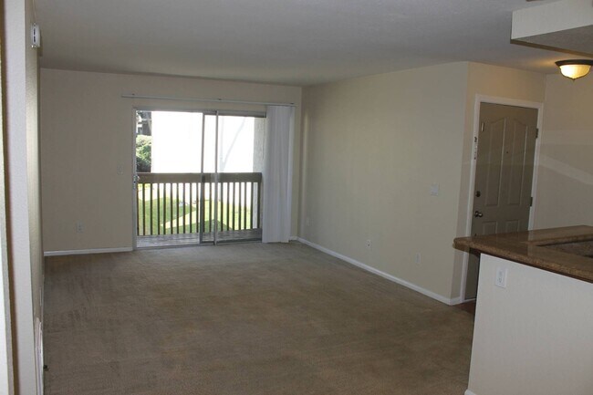Building Photo - Charming 2BR/1BA Condo – Resort-Style Amen...