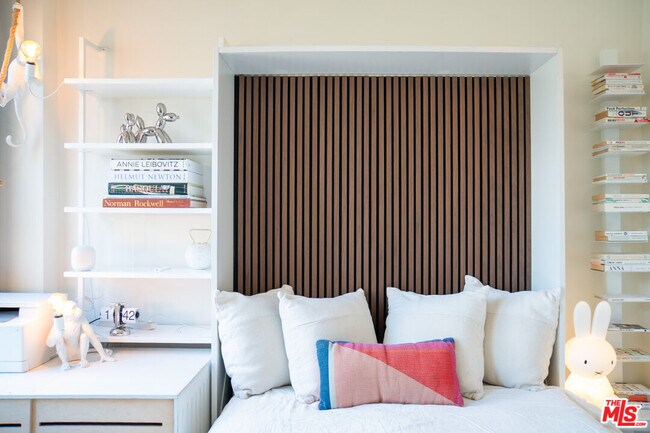 Building Photo - 460 S Spring St