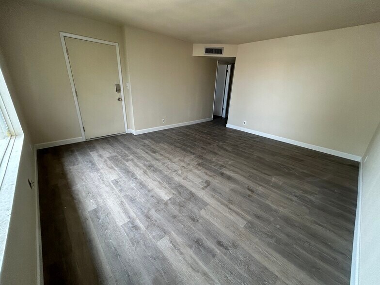 Building Photo - 6049 E Albany St