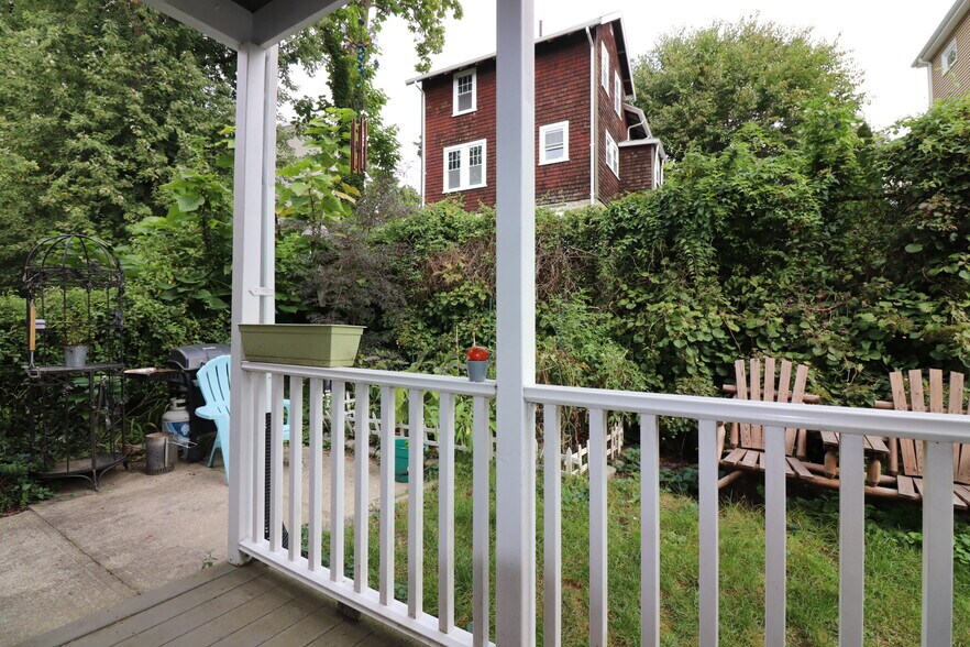 Building Photo - 39 Larch St