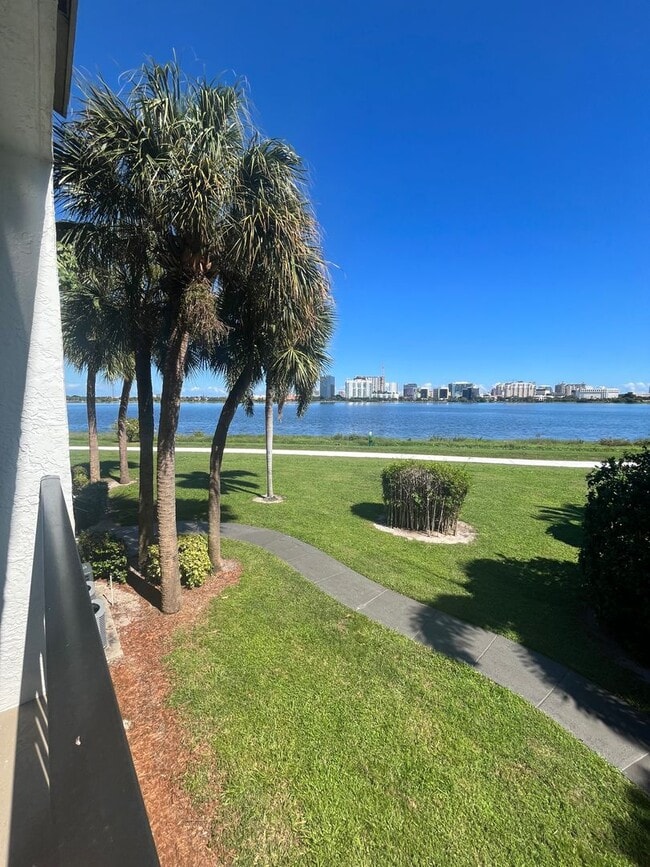 Building Photo - RENOVATED ONE BEDROOM ONE BATHROOM WITH LA...