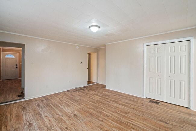 Building Photo - MOVE IN SPECIAL! SCORE HALF OFF 1ST MONTH'...