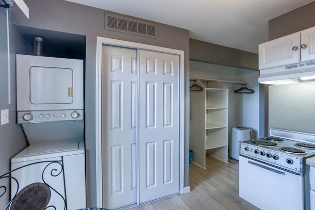 Building Photo - 61 S Sable Blvd