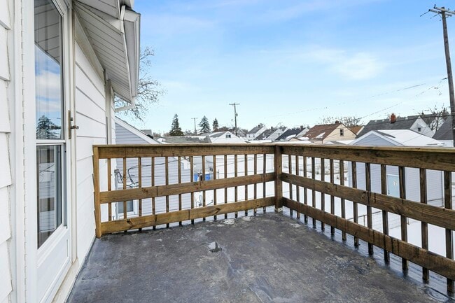 Building Photo - 943 Cloverdale Rd