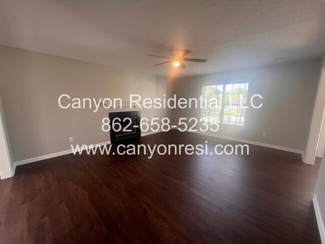 Building Photo - Hurry this Home won't last long! Great 3BR...