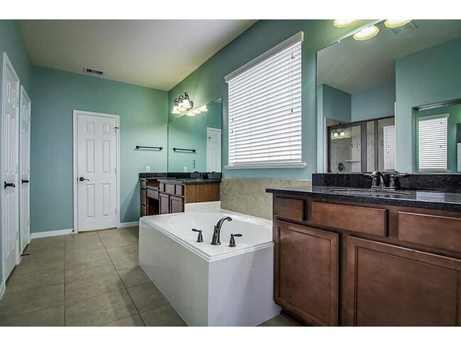 Building Photo - 10207 White Pines Dr