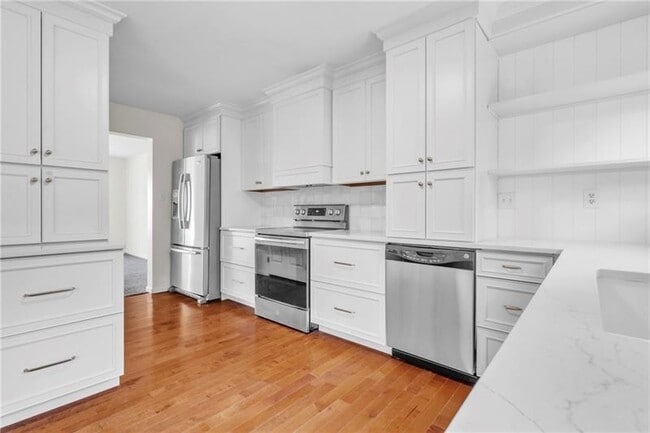 Building Photo - 305 Broadstone Dr