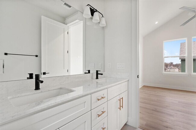 Building Photo - 2709 Bristol Dr