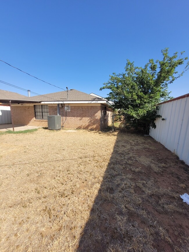 Building Photo - 3 bed 2 bath and 2 car garage!