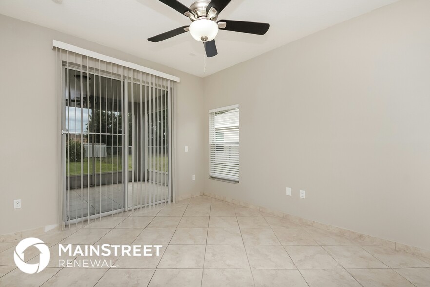 Building Photo - 710 Paris Dr