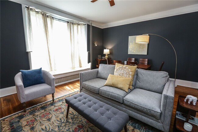 Building Photo - 872 University Ave