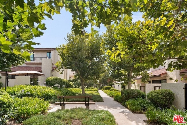 Building Photo - 6021 Lindley Ave