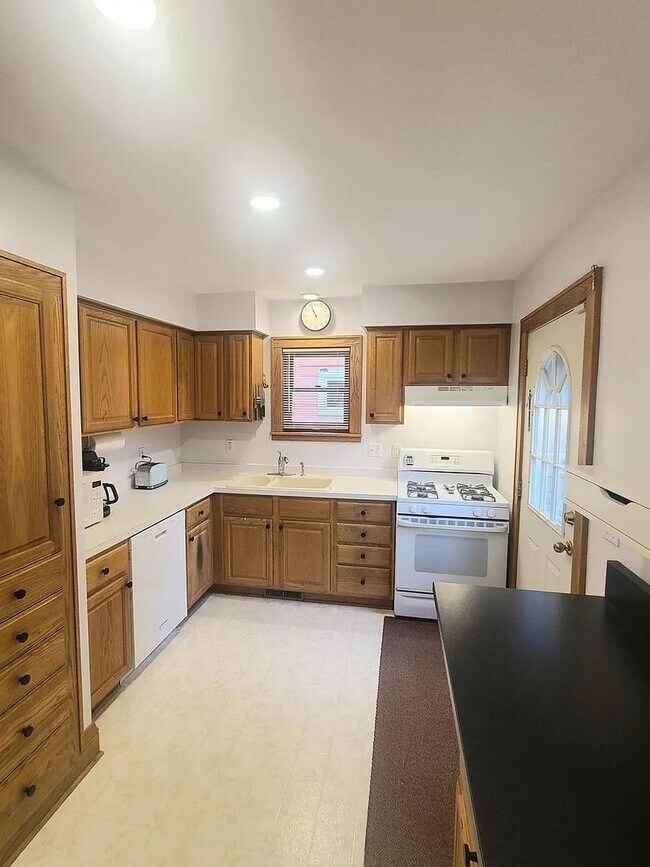 Building Photo - Great Southwest Minneapolis 3br/2ba Home - Avail June 1 for long term lease