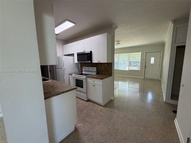 Building Photo - 980 W 53rd Terrace