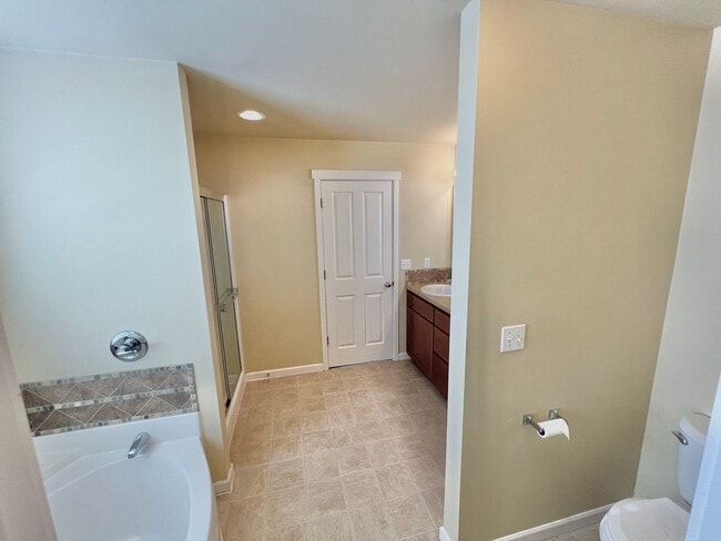 Building Photo - MOVE IN READY: 4bd 2.5ba 2,086 sq ft