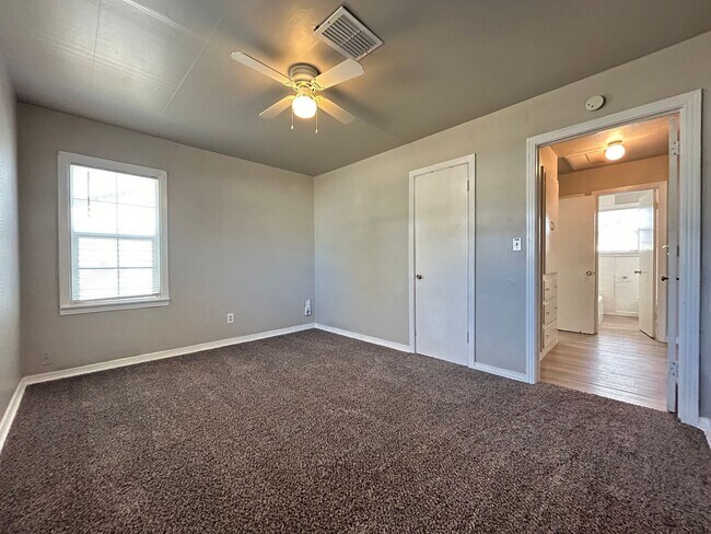 Building Photo - House Located Near Maxey Park, Medical Dis...