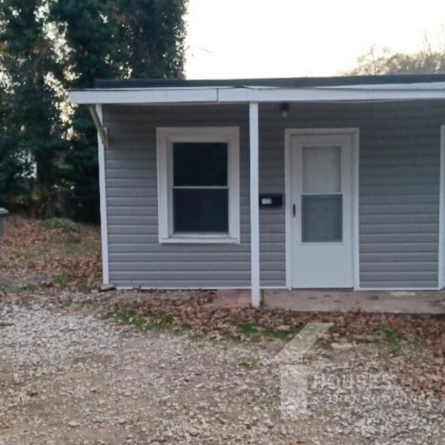 Primary Photo - 122 Owens St