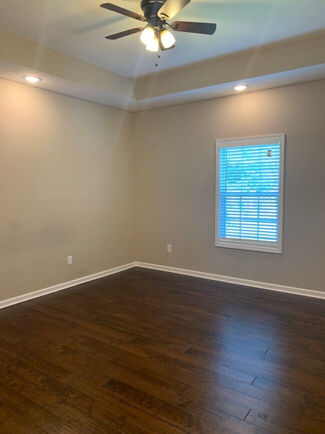Building Photo - Modern comfort and privacy in the heart of...