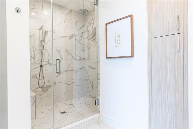 Building Photo - 2425 Peachtree Rd NE