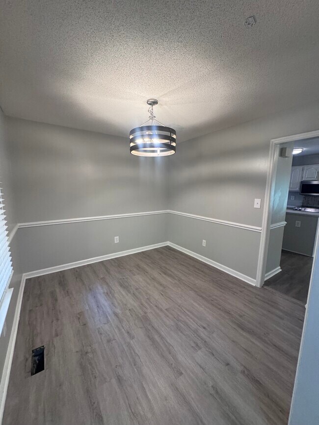 Building Photo - 4218 Queen Victoria Pl