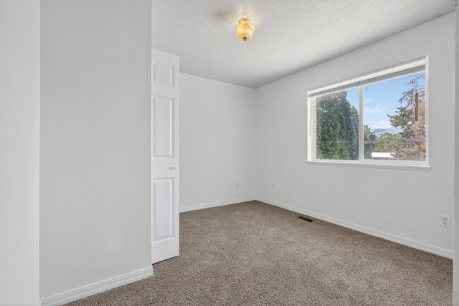 Building Photo - HUGE 6 bed 3 bath Home in Pocatello