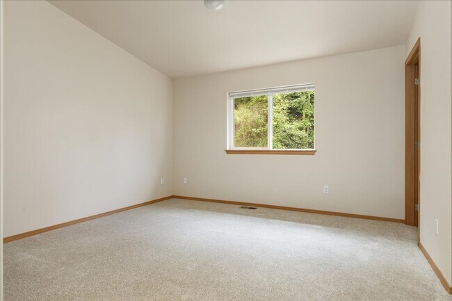 Building Photo - Beautiful Spacious 4 Bedroom 2.75 Bathroom...