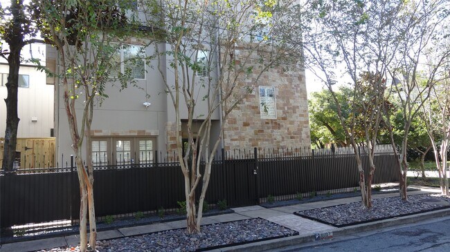 Building Photo - 2101 Elmen St