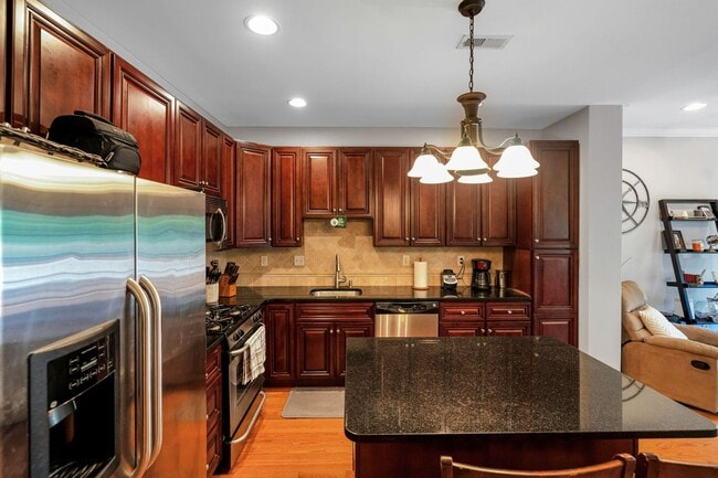 Building Photo - Beautiful 3 Bedroom Bridgeport Townhome!