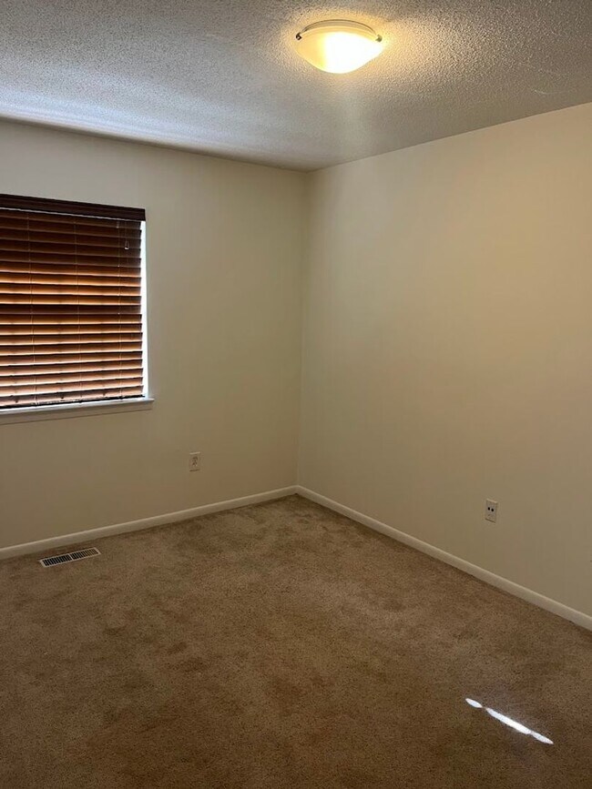 Building Photo - Available now. Beautiful 2 BR/1.5 BA Condo with Marsh View! BOAT RAMP AND BOAT PARKING! WATER/SEW...