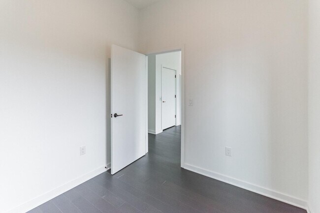 Building Photo - 3111 Parkview Walk