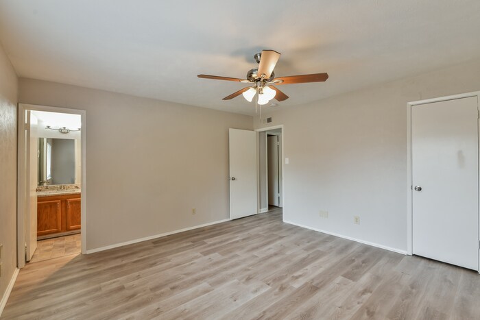 Building Photo - 7024 Greenview Cir S