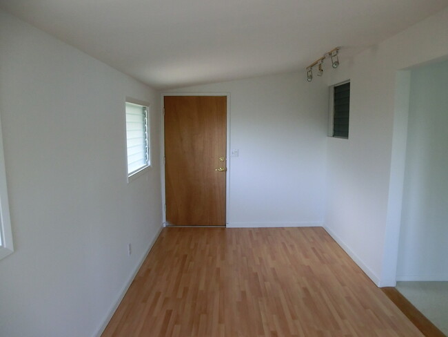 Building Photo - Right in the Heart of Manoa Valley - Fully...