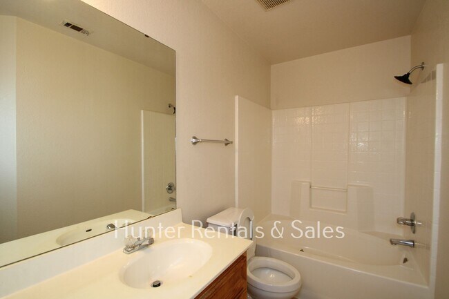 Building Photo - Spacious Three-Bedroom!