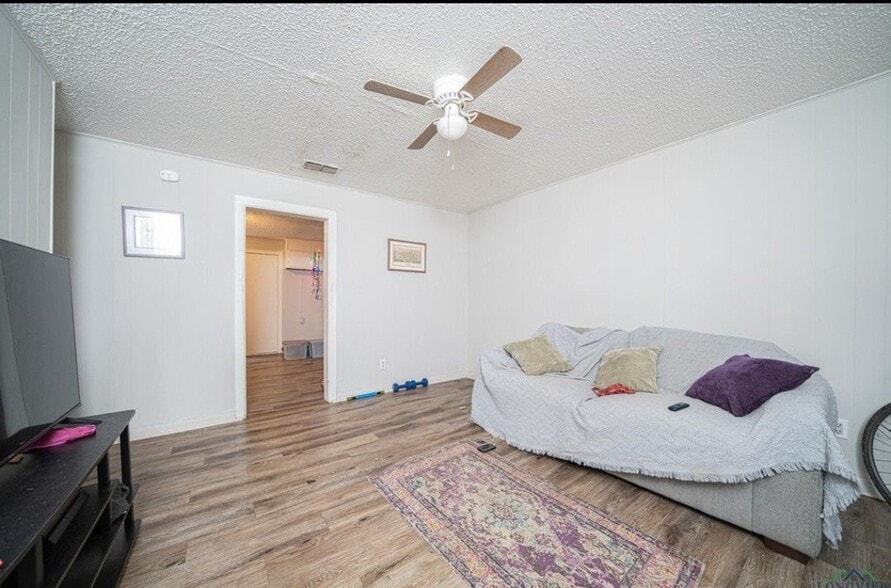 Building Photo - 106 S Davis St