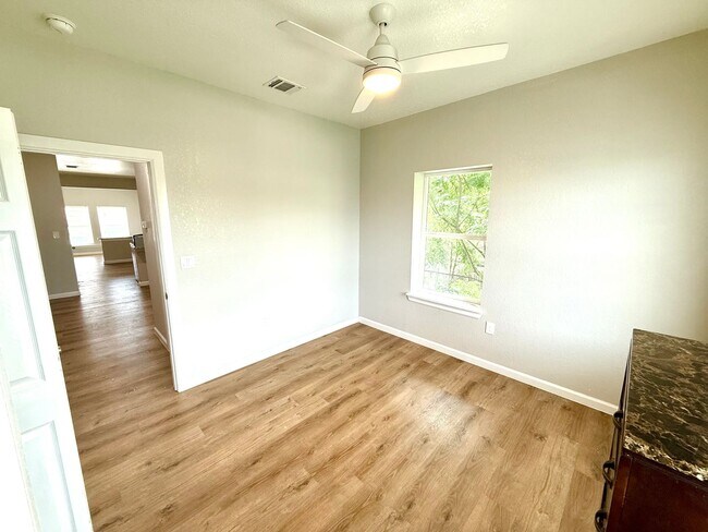 Building Photo - 2422 W Commerce St