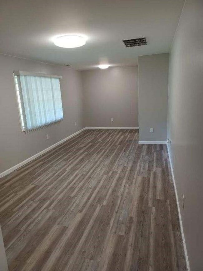 Building Photo - 3 Bedroom home in quiet southwest neighbor...
