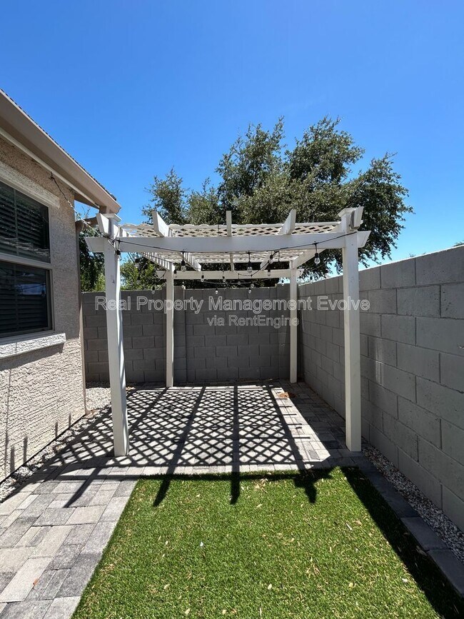 Building Photo - 2632 N 73rd Glen