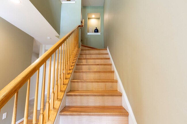 Building Photo - 703 Rainier Rd