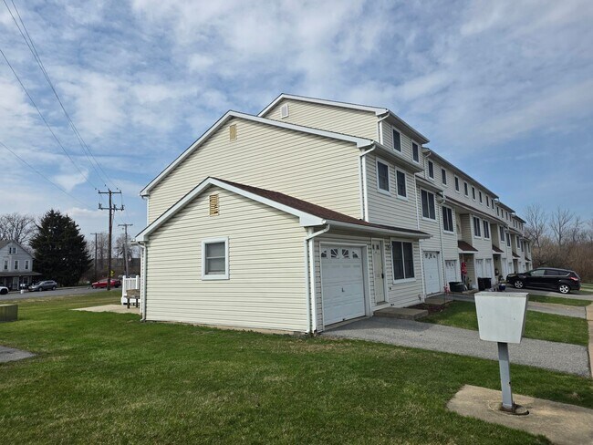 Building Photo - End Unit 2 Bedroom