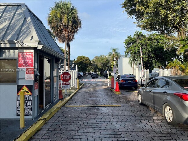 Building Photo - 9359 Fontainebleau Blvd