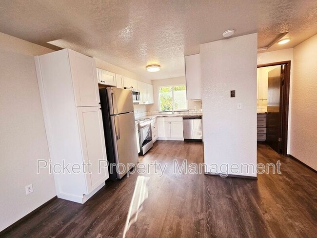 Building Photo - 4619 Beach Dr E