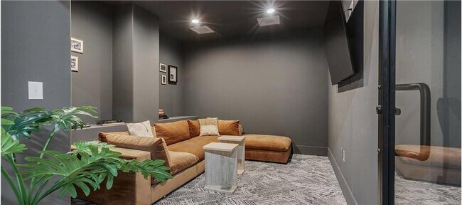 Building Photo - 301 N Akard St