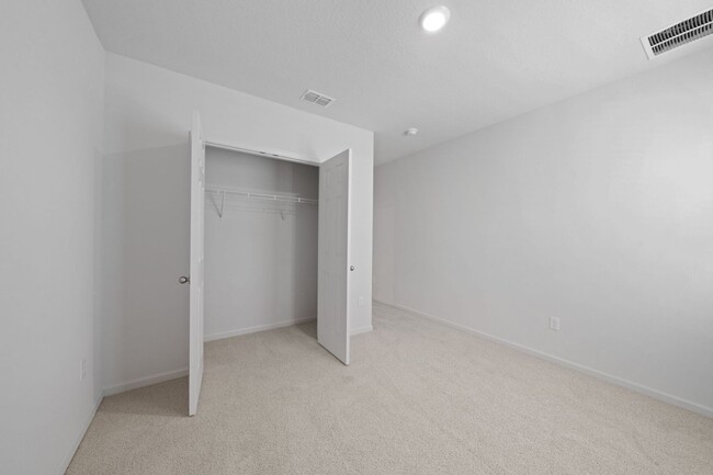 Building Photo - Spacious 4BR House in Port Saint Lucie