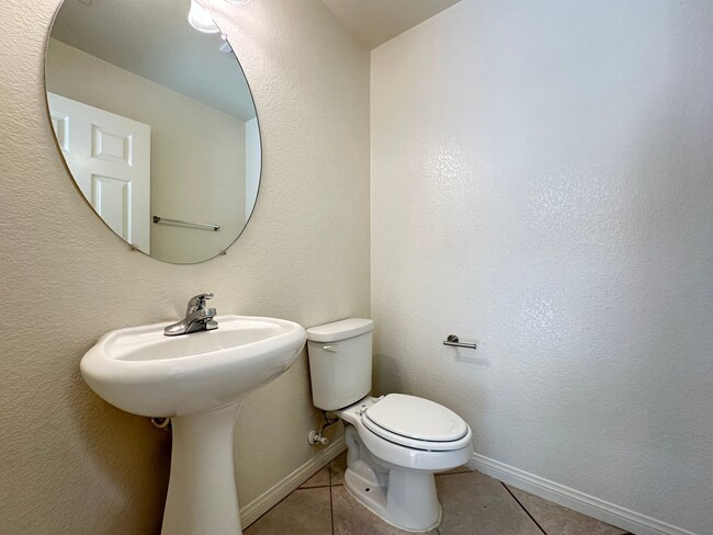 Building Photo - Huntington Village B