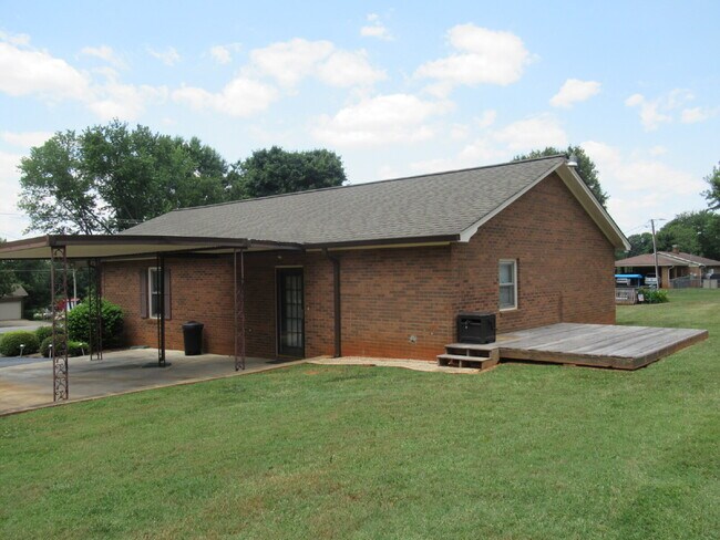 Building Photo - Brick Home located just outside of Hickory NC City Limits!