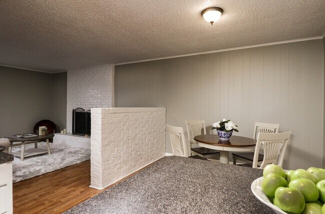 Building Photo - 2 Bedroom Town house for Rent in Lindale!