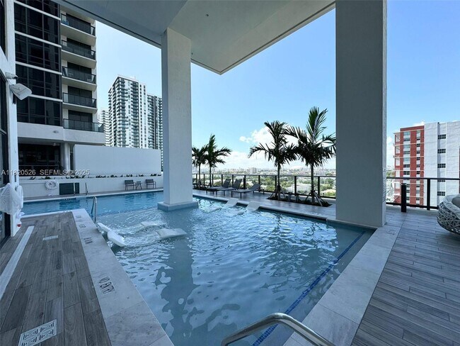 Building Photo - 1642 NE 1st Ave