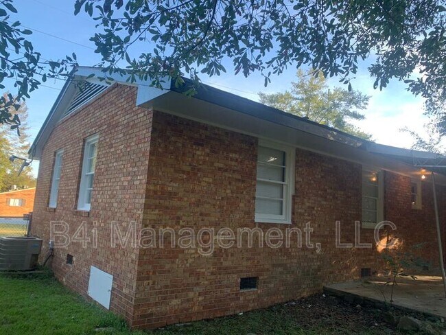 Building Photo - 1045 Enoch Dr