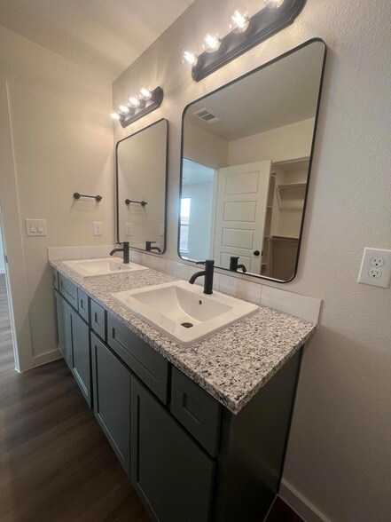 Building Photo - 3111 140th St